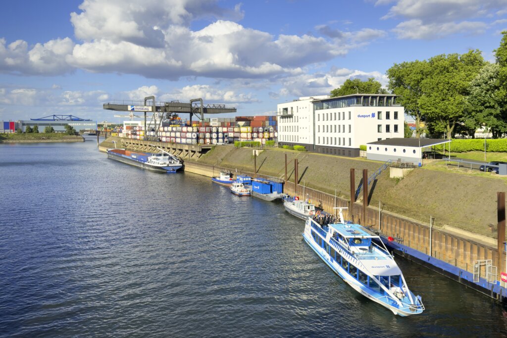 Die Duisport Unternehmenszentrale am Vinckekanal in Ruhrort.
Die Duisburger Hafen AG ist Eigentümer und Betreiber des Duisburger Hafens und agiert mit ihren Tochtergesellschaften als Duisport-Gruppe. Eigentümer sind zu zwei Dritteln das Land Nordrhein-Westfalen und zu einem Drittel die Stadt Duisburg.

Bild: Ilja Höpping / Stadt Duisburg